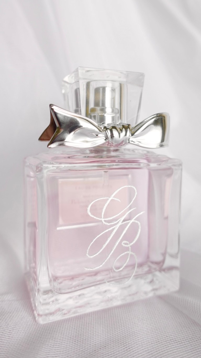 Fragrance Engraving Orlando Calligraphy 004 768x1366